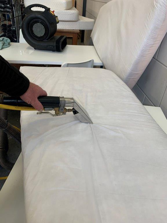 Wet cleaning mattresses