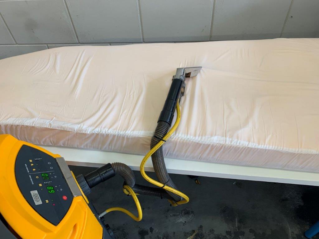 Wet cleaning mattress
